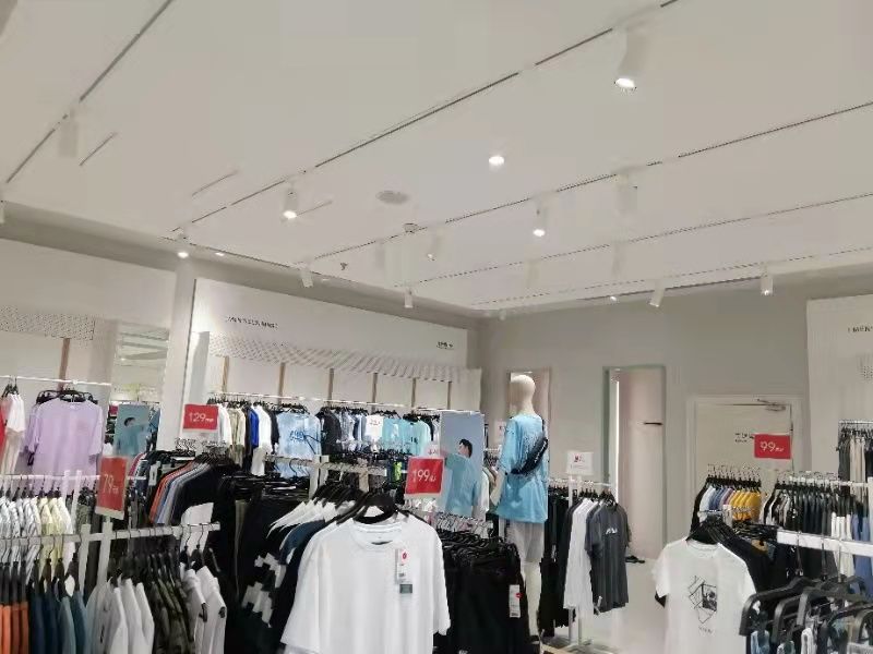 熱風鞋服店